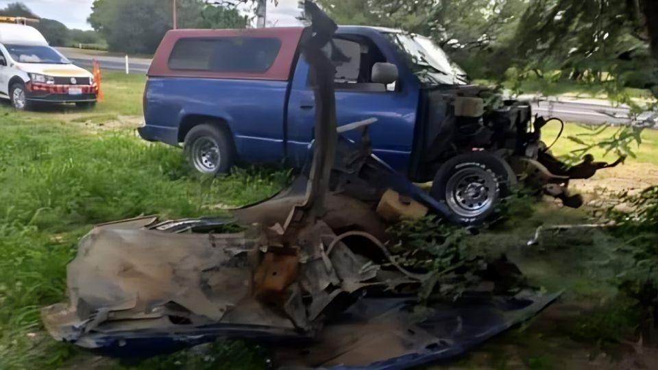 Camioneta después de ser impactada por tráiler