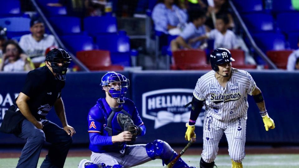 Ramiro Peña en una acción de juego en el primero de la serie entre Sultanes de Monterrey y Acereros de Monclova