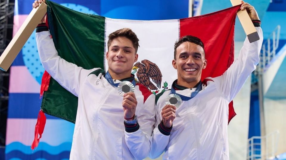 Ana Guevara confirma que los clavadistas mexicanos Osmar Olvera y Juan Manuel Celaya recibirán becas y bonos por sus medallas olímpicas.