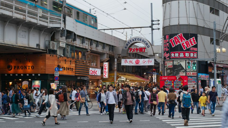 Personas caminando en calles de Japón