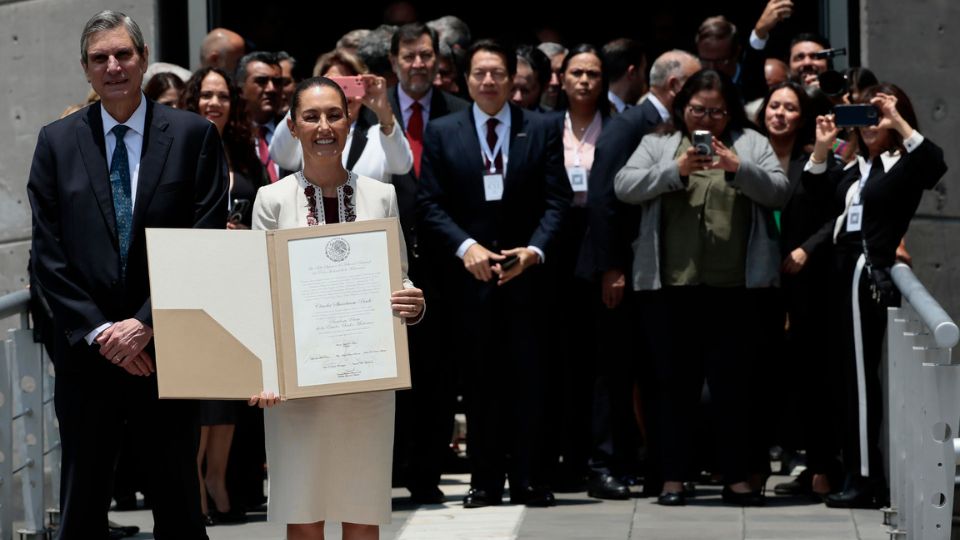 Claudia Sheinbaum sostiene su constancia a las afueras del Tribunal Electoral | EFE/ José Méndez