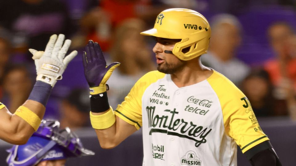 Asael Sánchez anota una carrera en la victoria de Sultanes de Monterrey ante Acereros de Monclova en el segundo juego de la Serie de Zona.