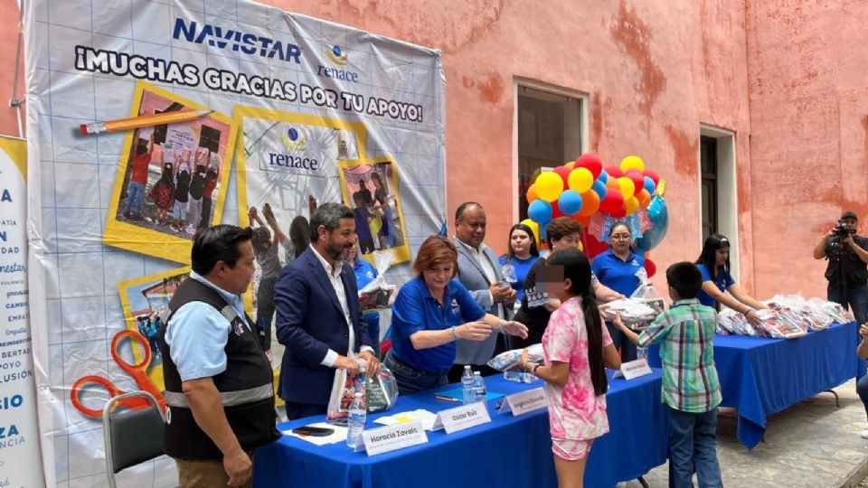 Entrega de útiles escolares en el Museo de Culturas Populares.