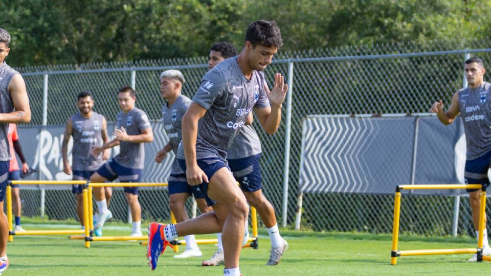 Óliver Torres, jugador de Rayados, durante un entrenamiento