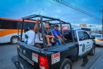 Trasladan en patrullas de Guadalupe a ciudadanos ante falta de camiones