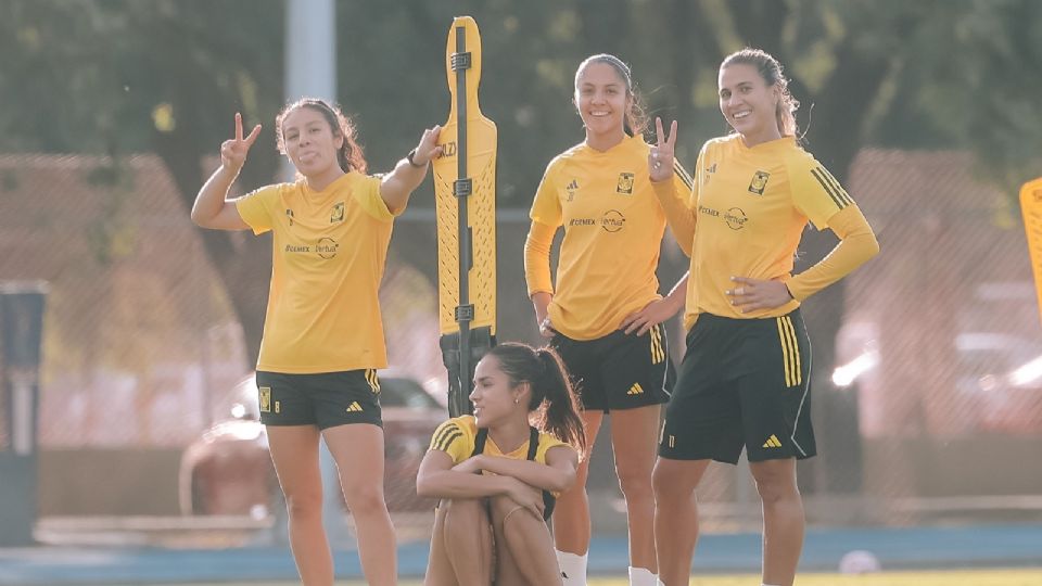 Las jugadoras de Tigres Femenil posan para la camara en un entrenamiento.