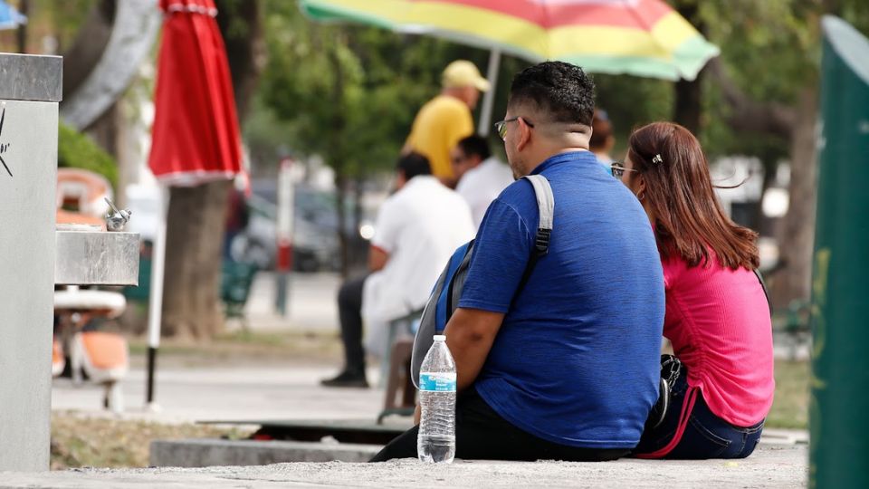 Pareja en Monterrey, bajo un clima de 30° centígrados