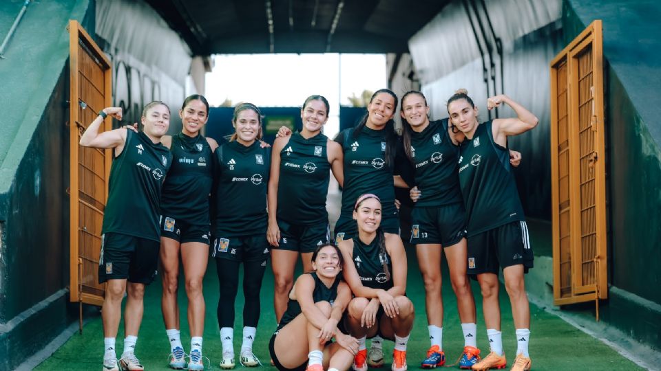 Algunas jugadoras de Tigres Femenil posan en el Estadio Universitario previo a un entrenamiento.