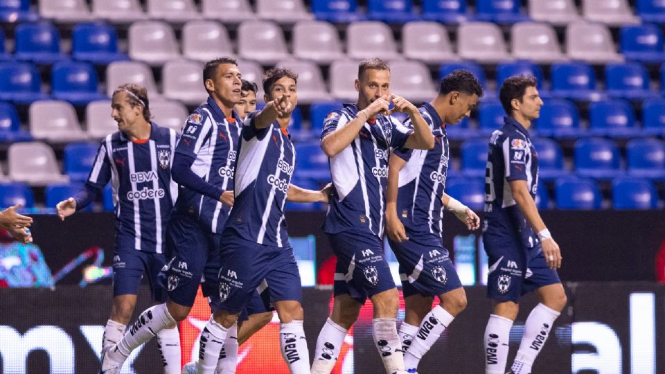 Los jugadores de Rayados celebran el gol de Sergio Canales ante Puebla