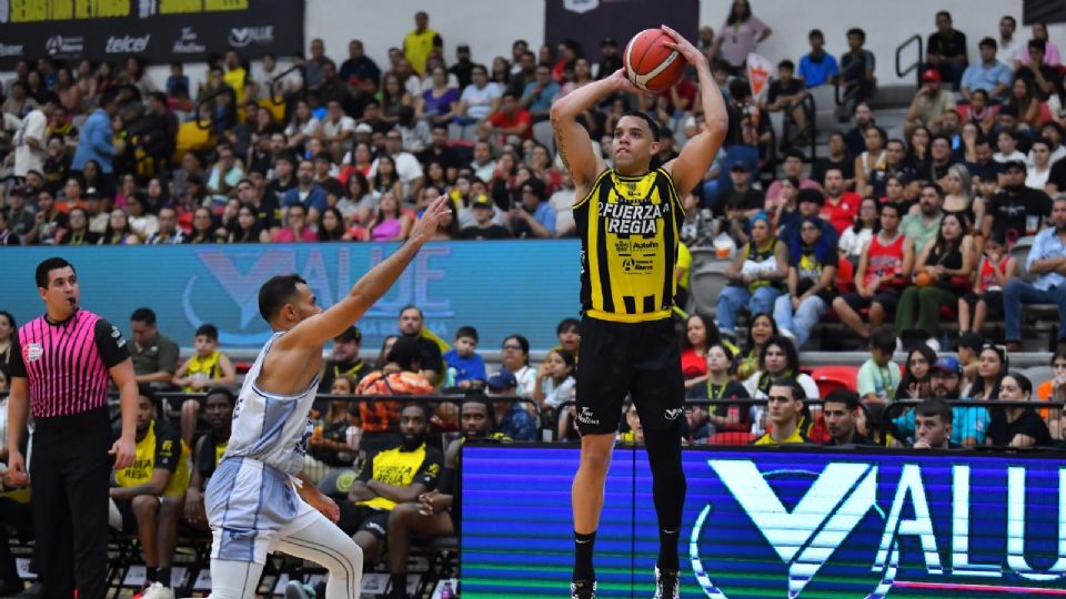 Fuerza Regia sufre pero vence a Lobos en tiempo extra y mantiene el liderato