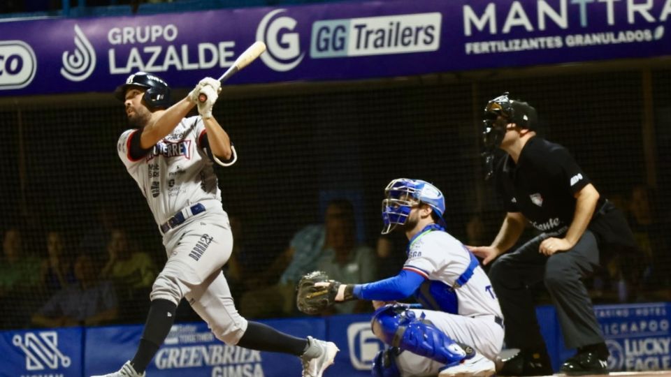 Roberto Valenzuela durante un turno de bateo, durante el tercer juego de la serie entre Sultanes de Monterrey y Acereros de Monclova