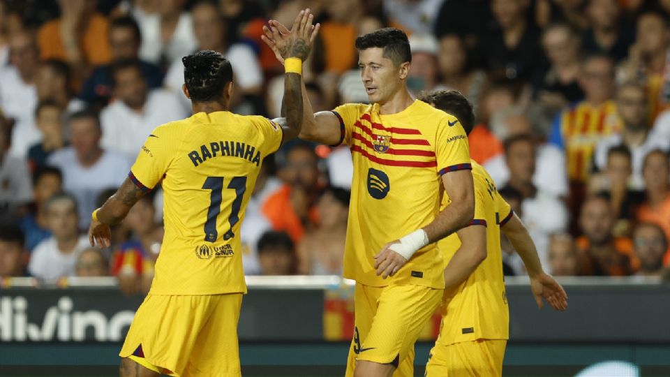 Robert Lewandowski (d) celebra con sus compañeros su segundo gol, durante el partido de LaLiga entre Valencia CF y FC Barcelona