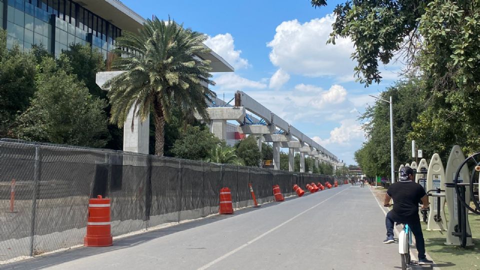 Construcción de nueva línea del Metro al interior del Parque Fundidora.