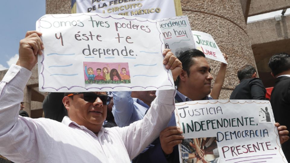 Trabajadores del Poder Judicial sostienen carteles durante una protesta en contra de la reforma judicial impulsada por el oficialismo | EFE/ Mario Guzmán