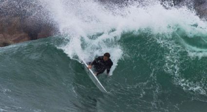 Tiburón le arranca pierna a surfista australiano, la hallan pero no logran reimplantarla   