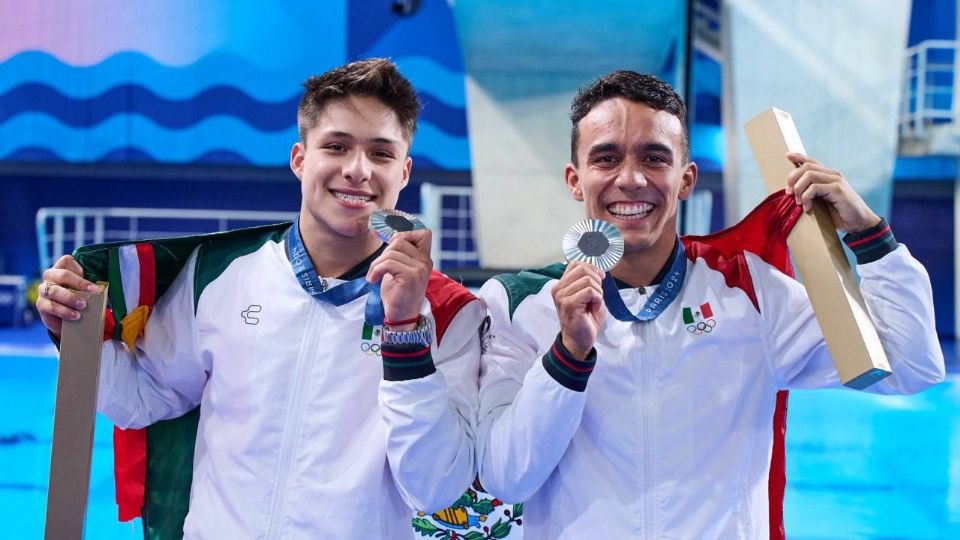 Osmar Olvera y Juan Manuel Celaya logran la medalla de plata en clavados sincronizados.