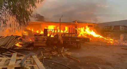 Se incendia negocio de tarimas en Santa Catarina