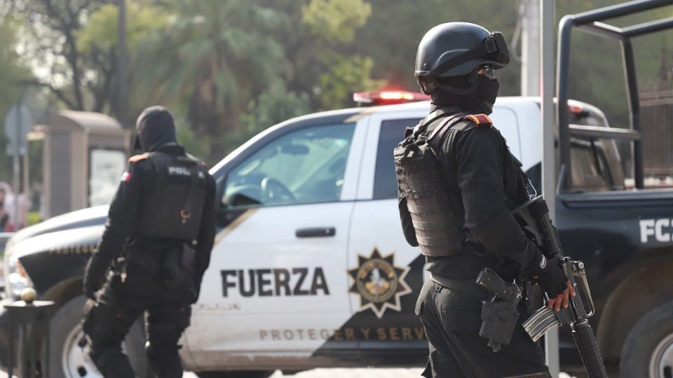 Policías de Fuerza Civil en guardia