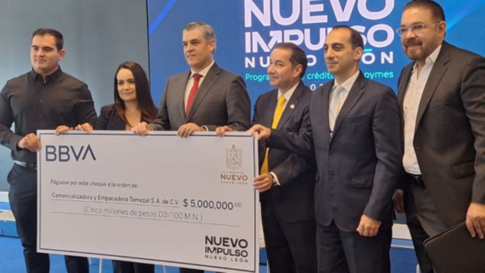 Entrega simbólica de cheque a Pymes.