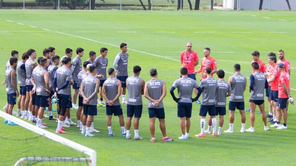 Martín Demichelis habla con el plantel de Rayados en El Barrial