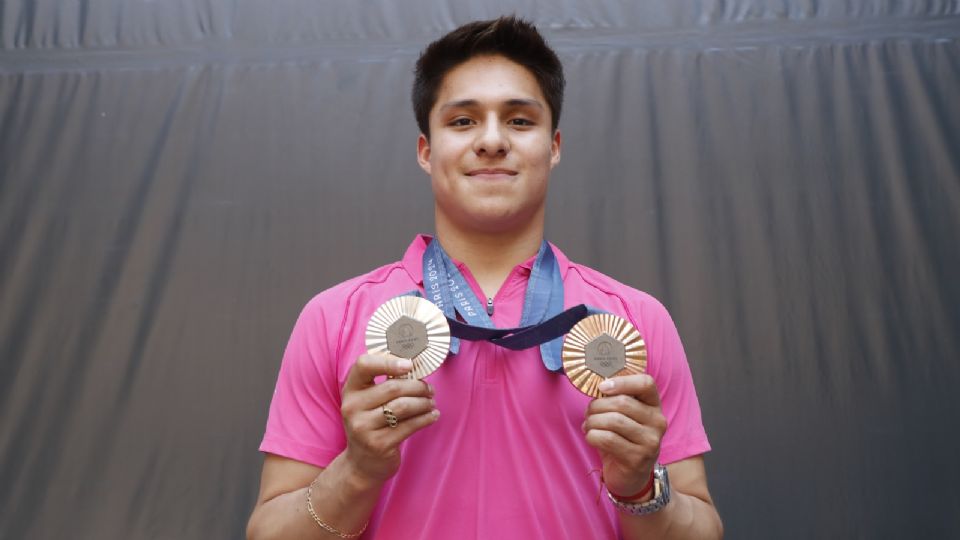 Osmar Olvera posa con las dos medallas que ganó en los Juegos Olímpicos de París