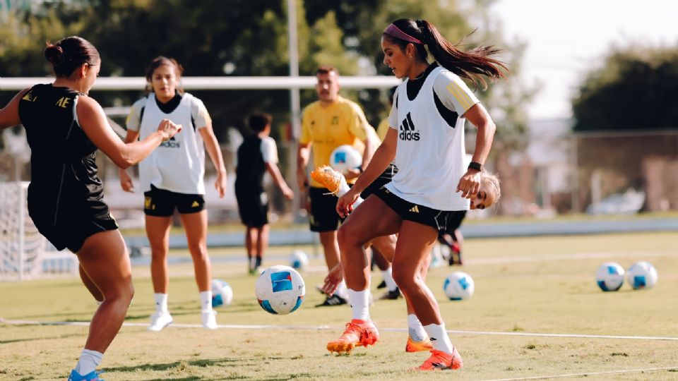 Cristina Ferral durante un entrenamiento con Tigres Femenil