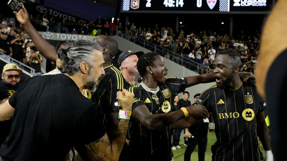 Los jugadores del LAFC celebran uno de los goles ante Colorado Rapids con Jaime Camil