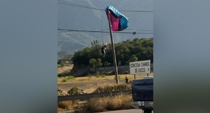 Hombre que volaba en parapente queda atrapado en lo alto de un poste de luz en Allende