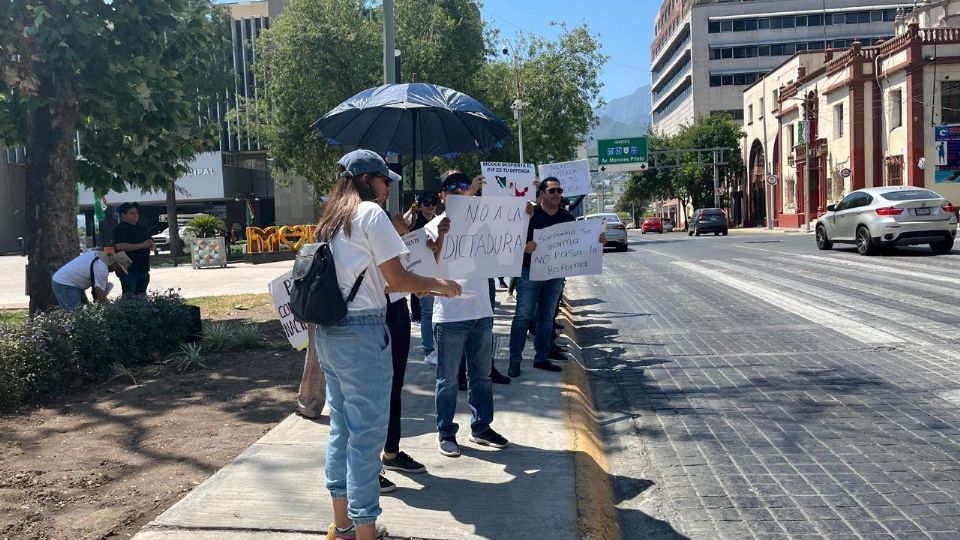 Protestan en centro de Monterrey.