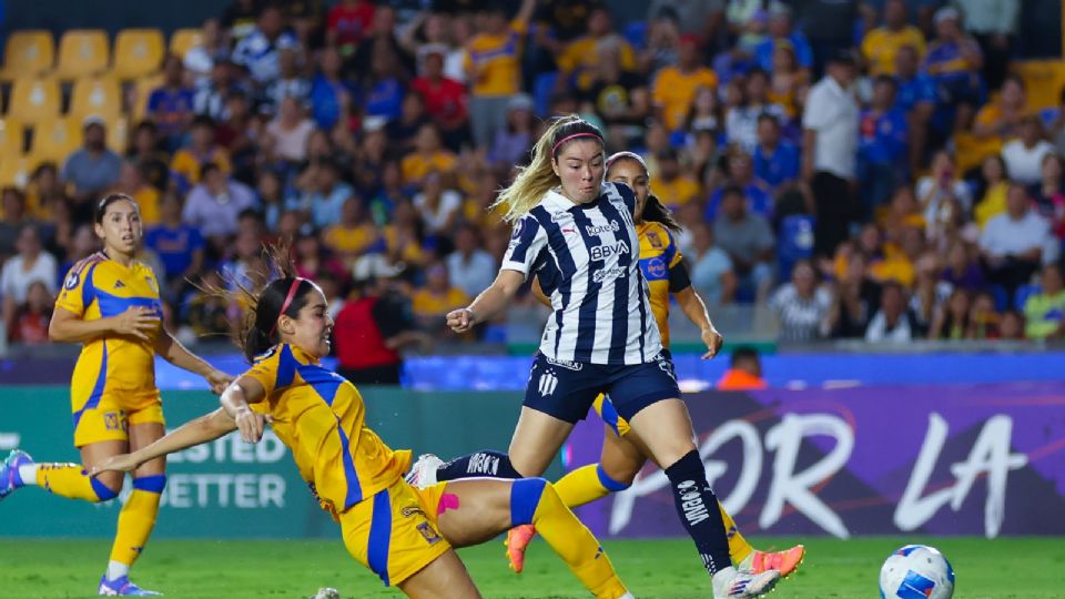 La afición de Tigres Femenil no perdonó a Katty Martínez en su regreso al 'Volcán' con Rayadas