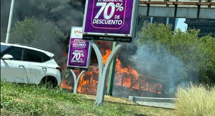 Se incendia camión de pasajeros en Lázaro Cárdenas en Monterrey