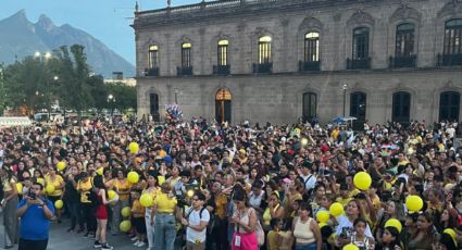 Regios apoyan a Mayito en los alrededores de la Macroplaza