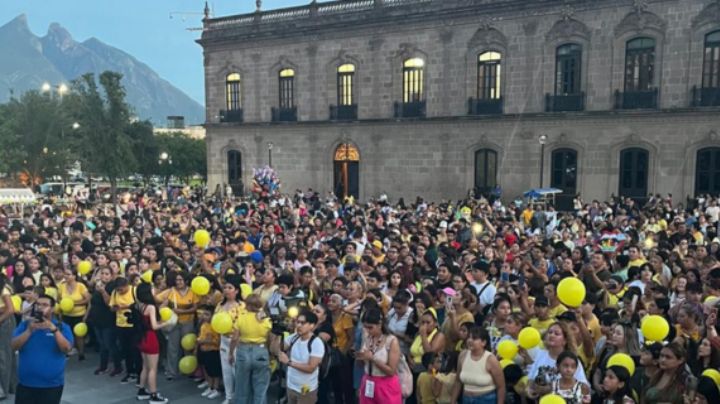 Regios apoyan a Mayito en los alrededores de la Macroplaza