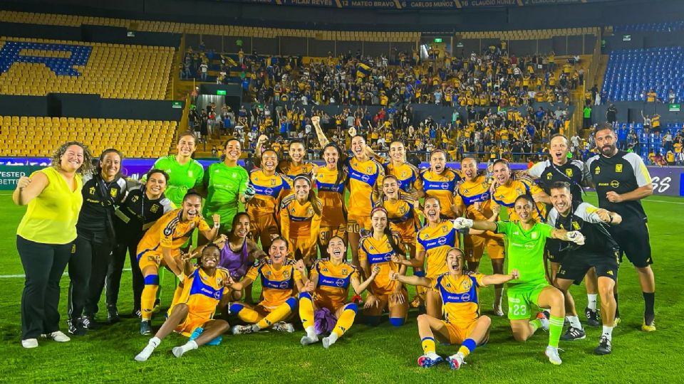 El equipo de Tigres Femenil celebró la victoria ante Rayadas