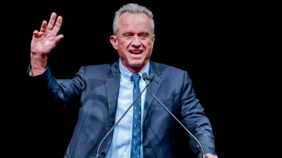 Robert F. Kennedy Jr. suspende campaña presidencial y apoyará a Trump