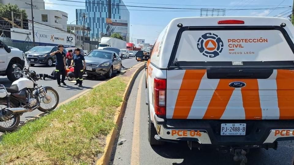 Auto impacta a motociclista.