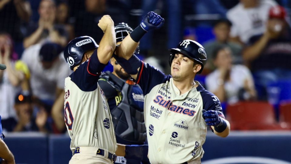 Víctor Mendoza celebra su carrera en el primer juego de la Serie de Campeonato entre Sultanes de Monterrey y Tecos de los Dos Laredos