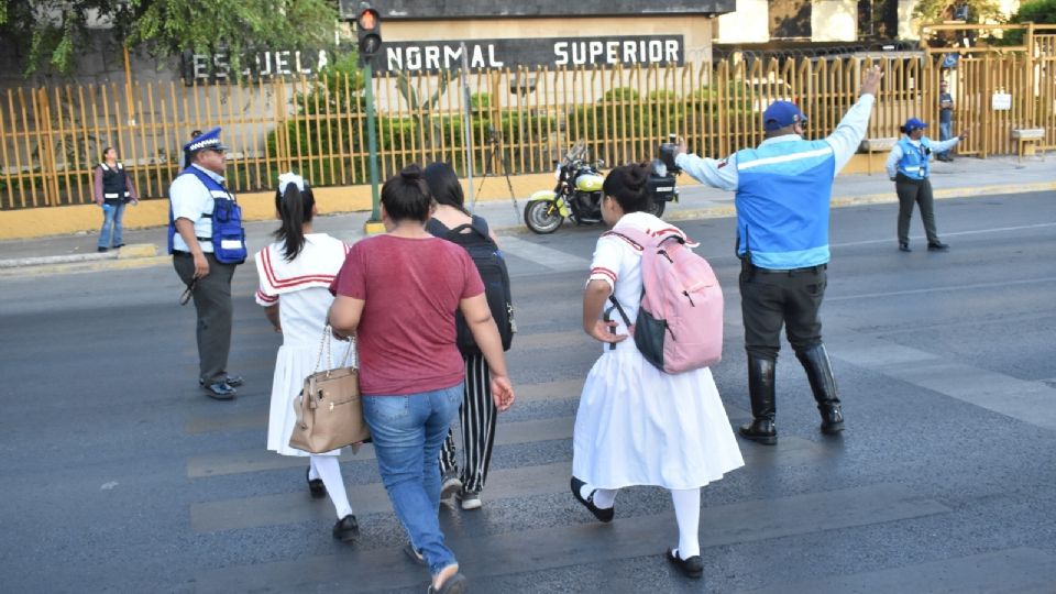 Alumnos cruzando la calle.