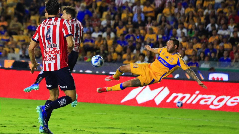 André-Pierre Gignac remata de tijera durante el partido entre Tigres y Chivas en el Apertura 2024