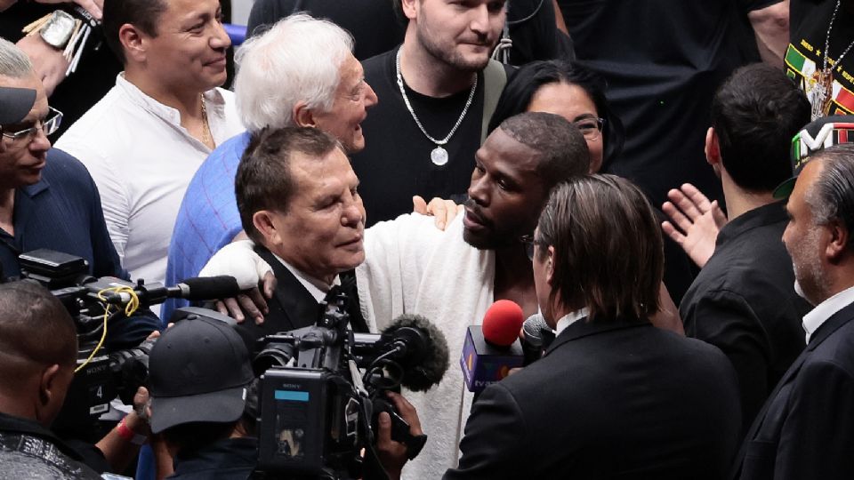 Floyd Mayweather (d) saluda a Julio César Chávez, al término de una pelea de exhibición en la Arena Ciudad de México.