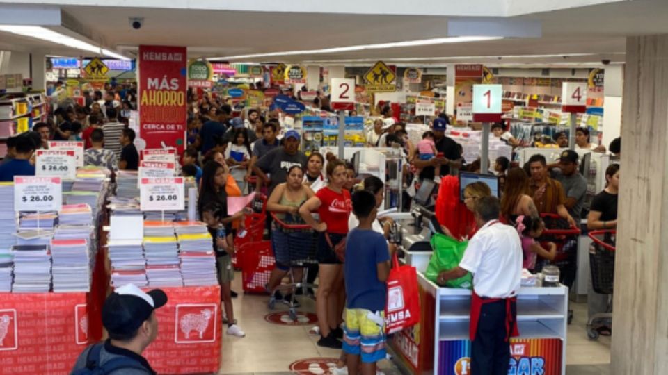 Siguen ‘compras de pánico’ un día antes del regreso a clases