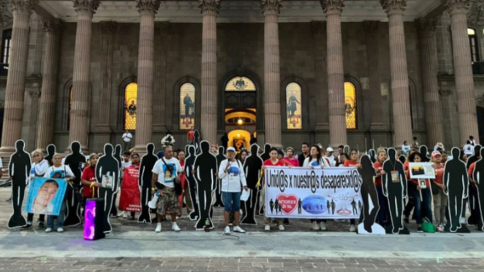 Protesta pacífica al exterior del Palacio de Gobierno.