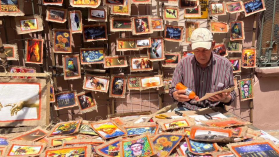 Venta de cuadros en en el callejón cultural de Barrio Antiguo.