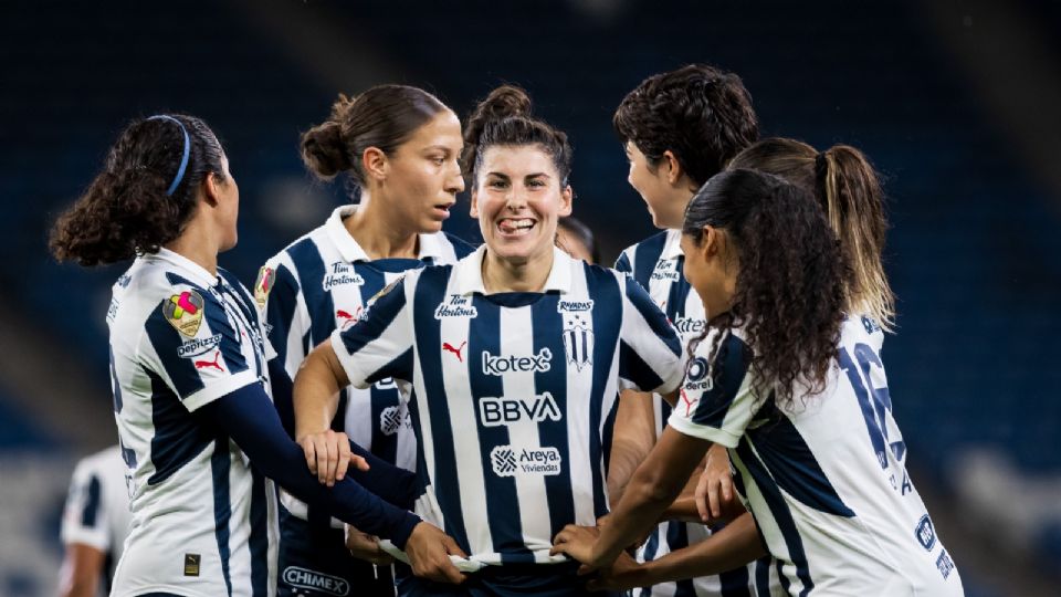 Lucía García se estrenó como goleadora de Rayadas ante Toluca.