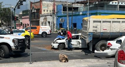 Camión de volteo se queda sin frenos e impacta a más de 10 autos en Monterrey