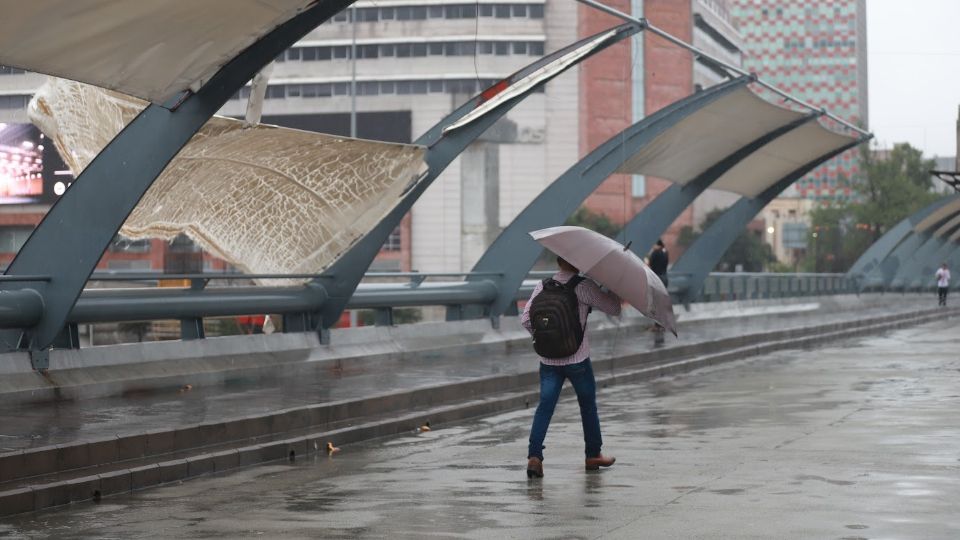 Persona camina bajo la lluvia en la ciudad de Monterrey