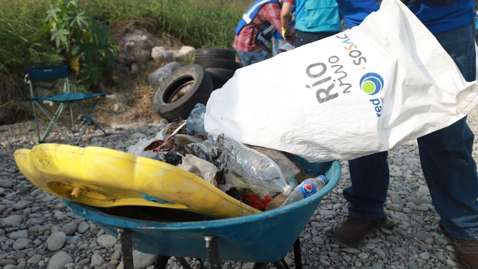 Recolección de basura en río Santa Catarina