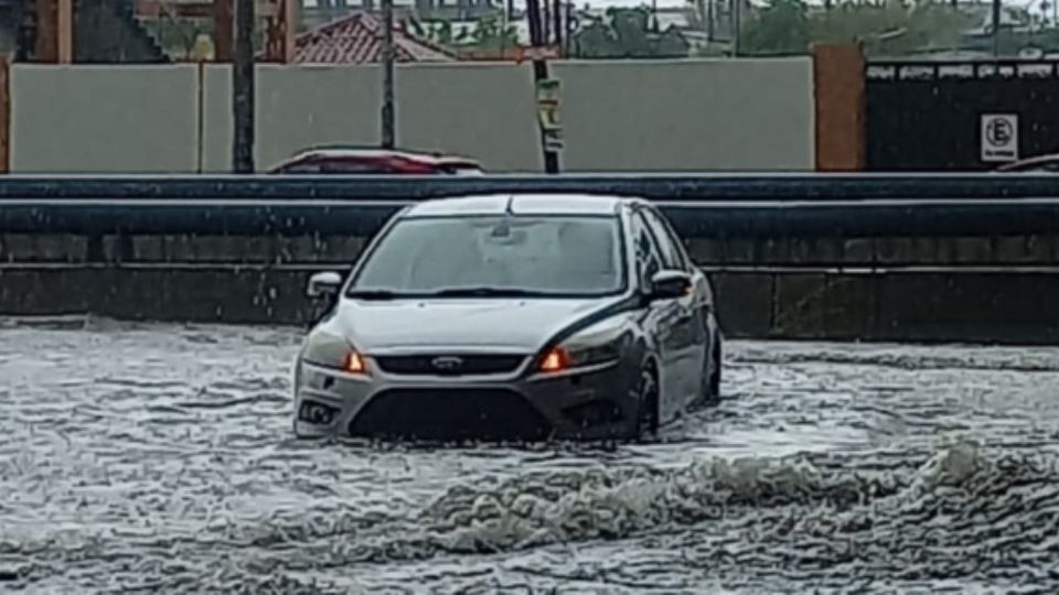 Automóvil queda varado por encharcamiento en Gonzalitos y Leones.