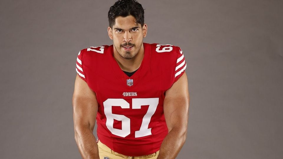 A pesar de no quedar en el roster de 53 jugadores, el liniero mexicano aún tiene opciones de seguir en la NFL.