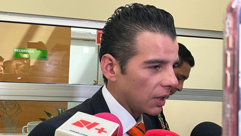 Miguel 'Mike' Flores en entrevista con medios de comunicación